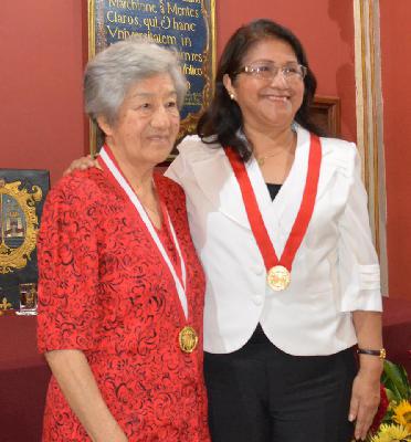 Distincion de Profesora Honoraria a la Dra Doris Maravi Gutarra