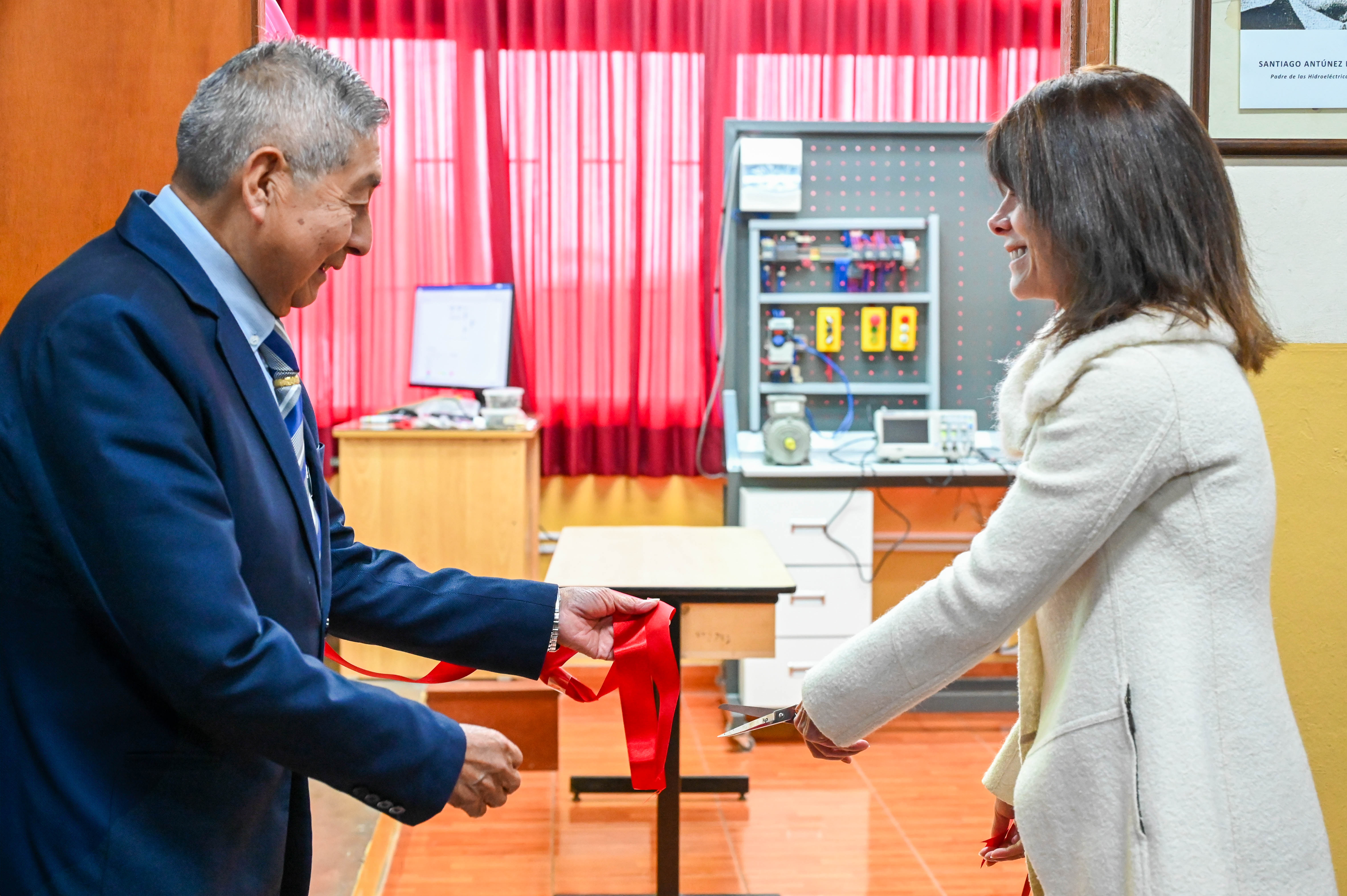 INAUGURACIÓN DEL LABORATORIO DE ELECTRICIDAD